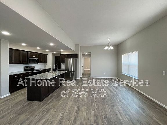 2nd image of 218 W Canterbury Ln