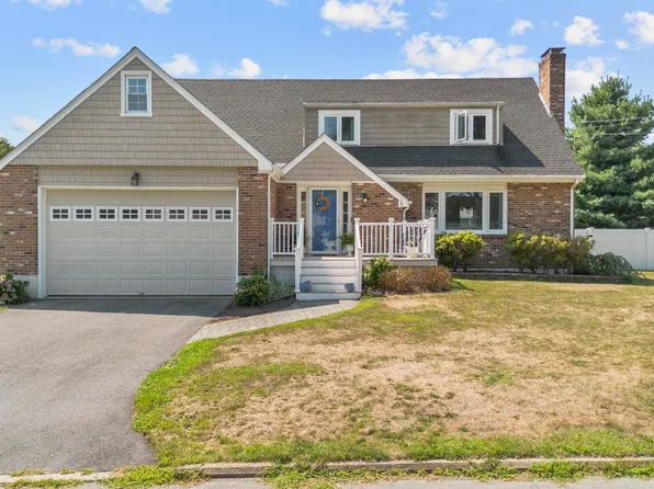 9 8th Avenue, Waterford, CT 06385