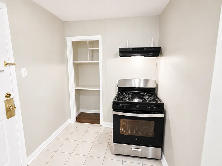 581 N 5th St #1R — Photo 2