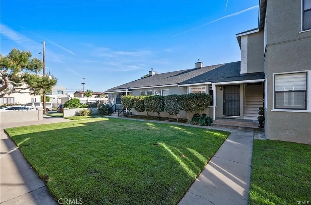 Building Photo - 15717 Brighton Ave #B