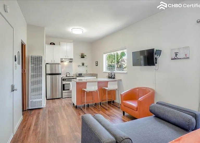 556 Vermont St — Photo 10