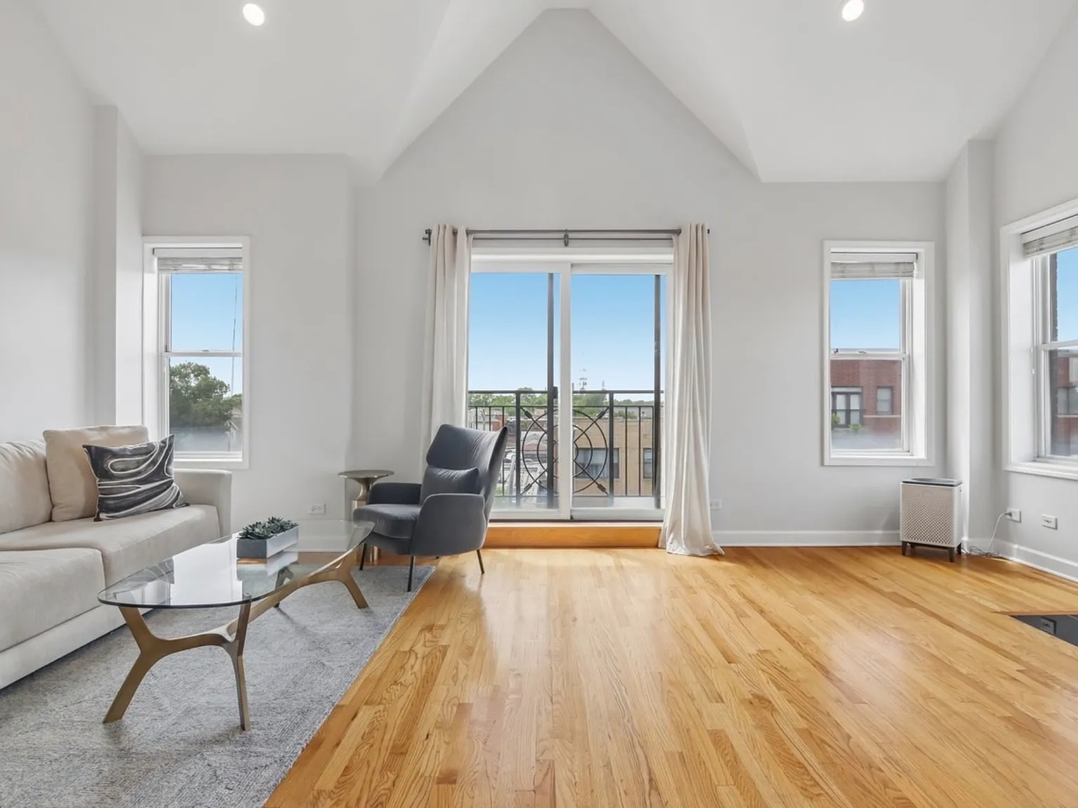 2 bed, 1300 sqft, $2,600 — Photo 4