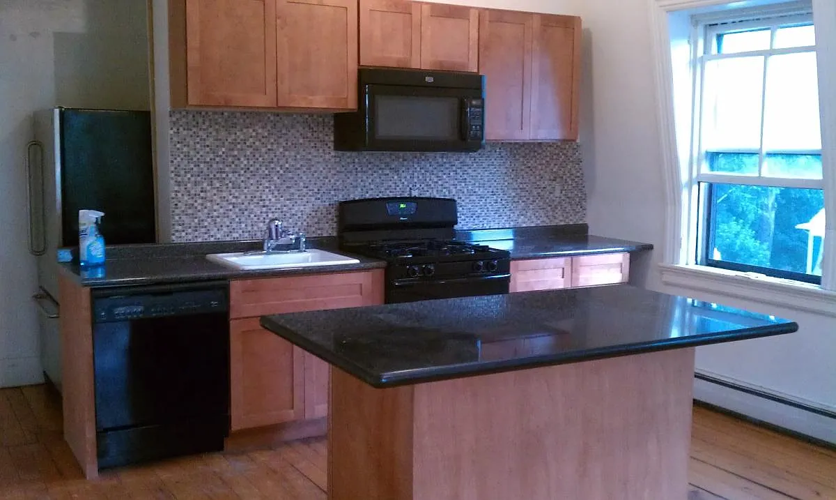 Kitchen with glass back splash - 61 Parade St #3
