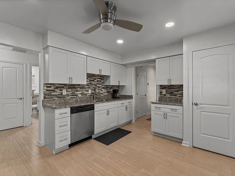 780 Meade Ln — Photo 2
