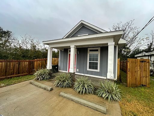2nd image of 109 E Texar Dr