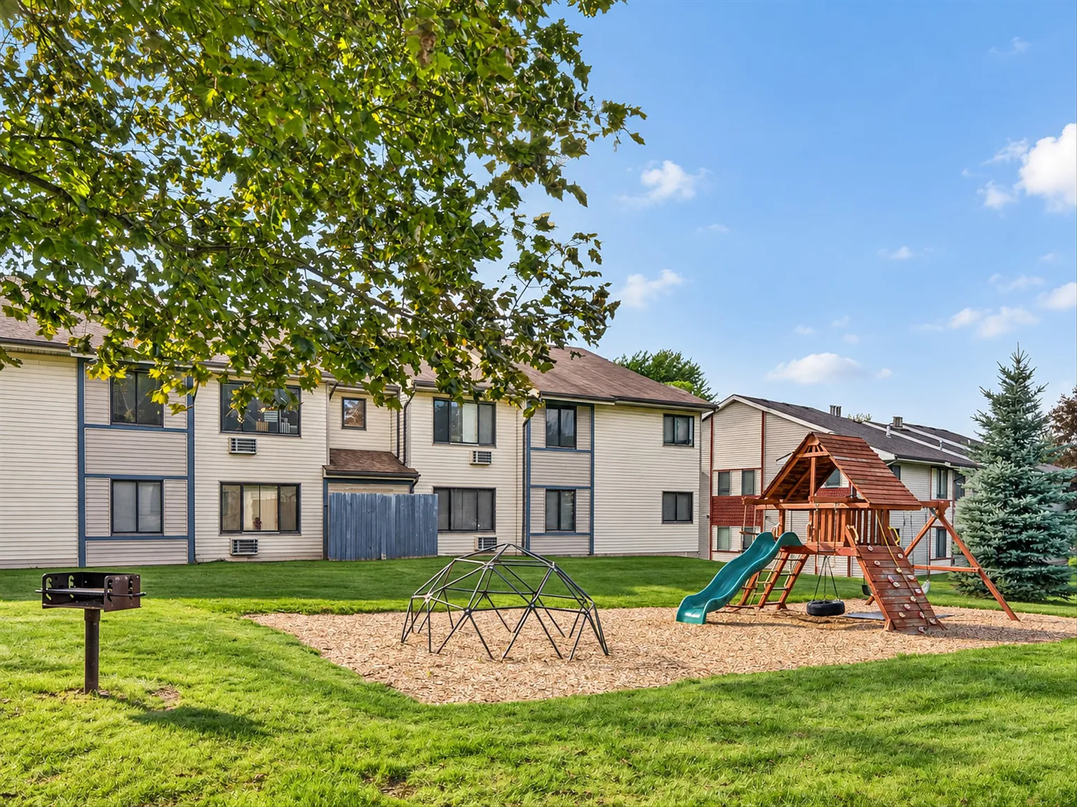 Crimson Heights Apartments — Photo 2