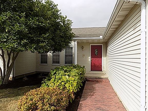 3rd image of 826 Heritage Ln