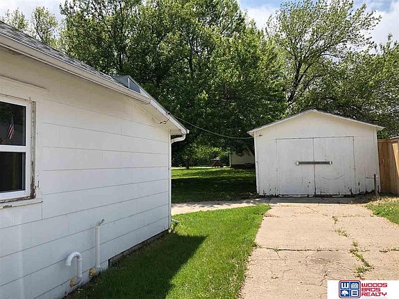 3rd image of 1003 N Poplar Ave