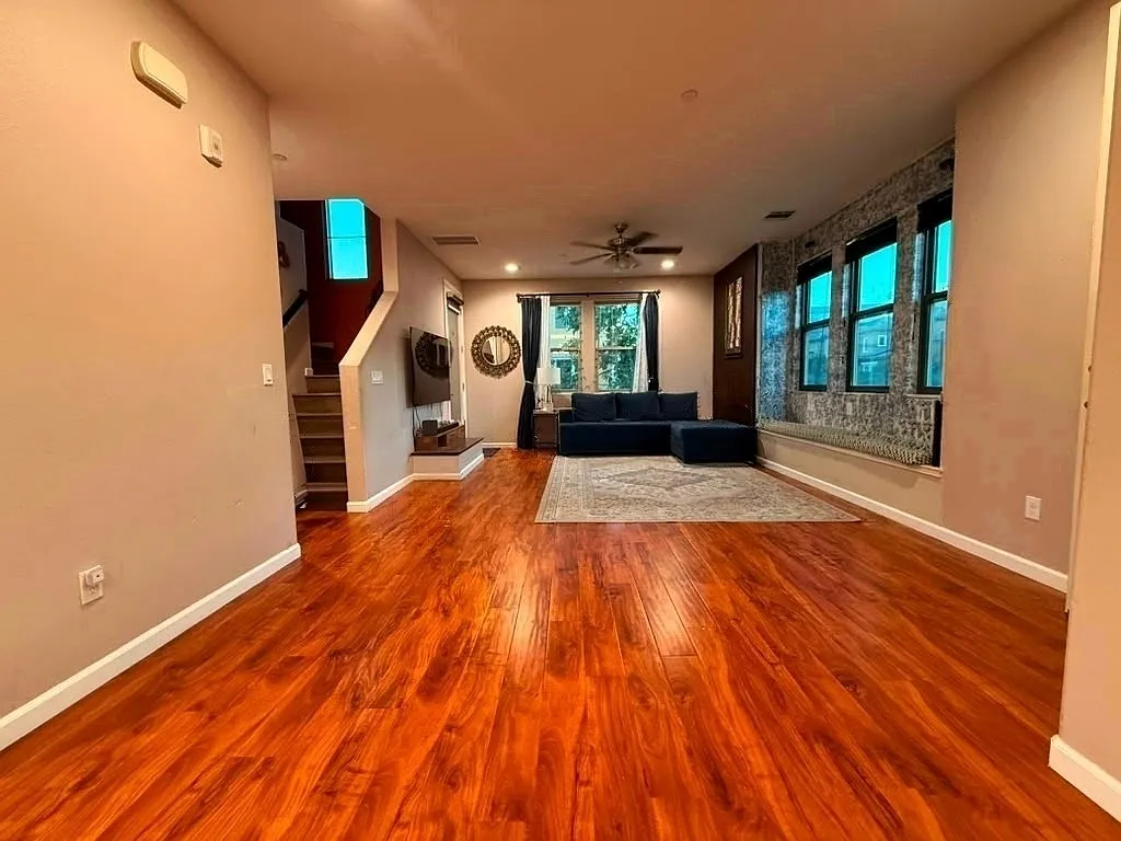 3 bed, 2.5 bath, 1633 sqft, $4,300 — Photo 3