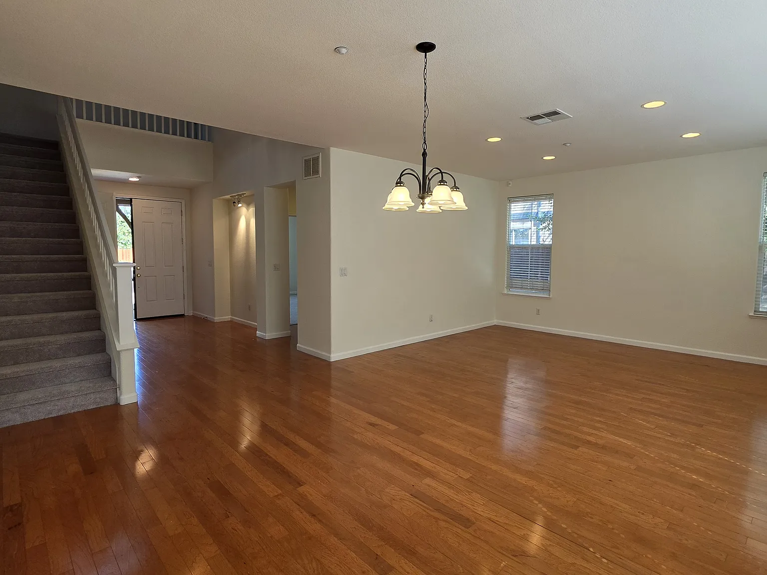 5 bed, 3293 sqft, $3,990 — Photo 3
