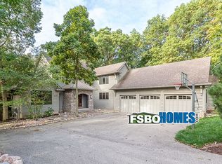 28209 230th Street Ct, Le Claire, IA 52753