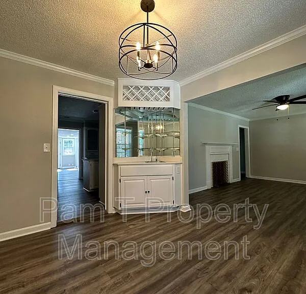 2411 E 39th St — Photo 30
