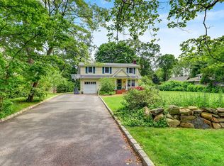 15 Iroquois Dr, Brightwaters, NY 11718