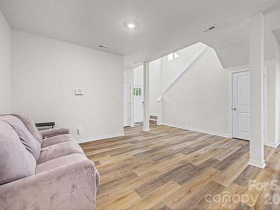 4th image of 332 Ginsberg Rd