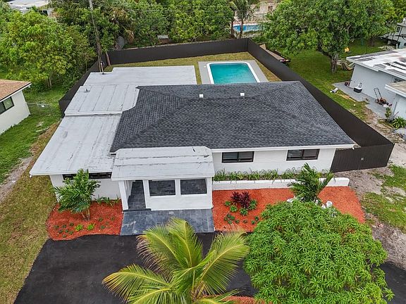 2nd image of 721 E Melrose Circle