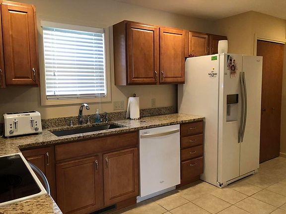 5th image of 305 N Park St