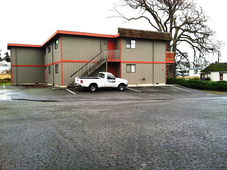 The Oaks Apartments (440 SE Barrington Dr) — Photo 9