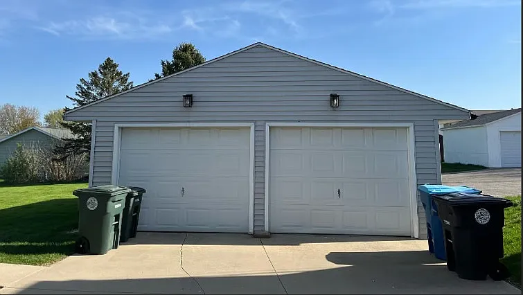 3 bed, 1.5 bath, 1400 sqft, $1,600 — Photo 2