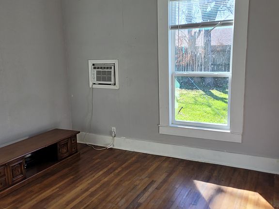 3rd image of 818 6th St APT 1