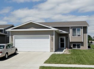 1725 Torrey Pines Dr, Brookings, SD 57006