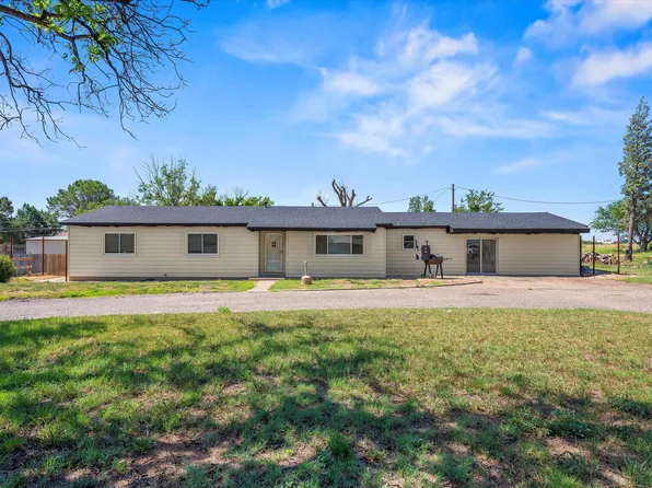 102 3rd St, Plains, TX 79355