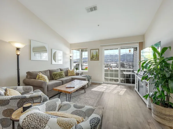 946 Mountain Meadows Cir, Ashland, OR 97520