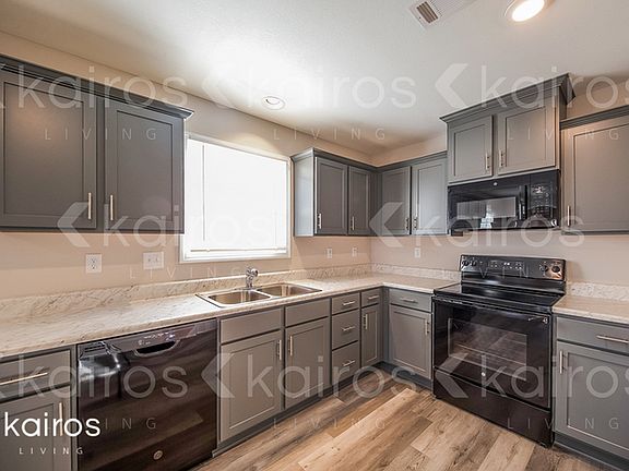 3rd image of 1366 Maxwell Cir
