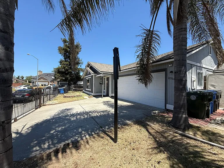 2054 Hyannis Cir — Photo 2