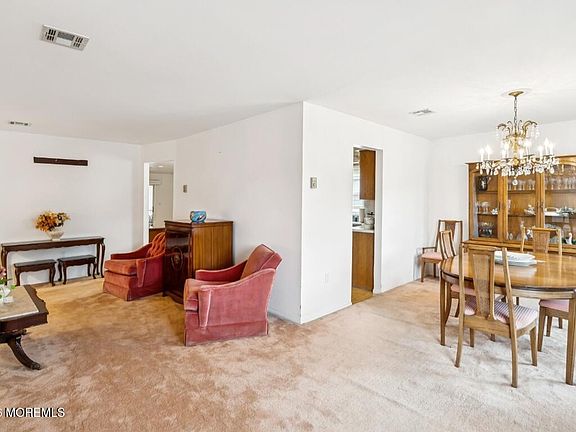 4th image of 101 Meadowbrook Road