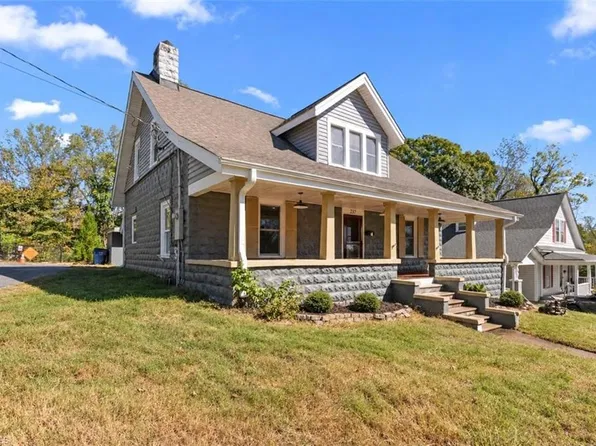 237 E Poplar St, Mount Airy, NC 27030
