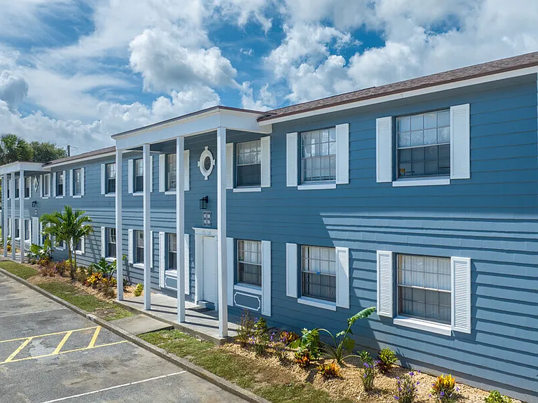 Manatee Bay Apartments — Photo 13
