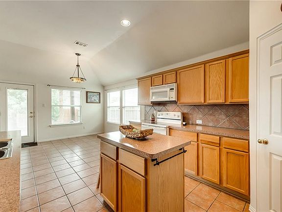 3rd image of 3608 Caroline Ct