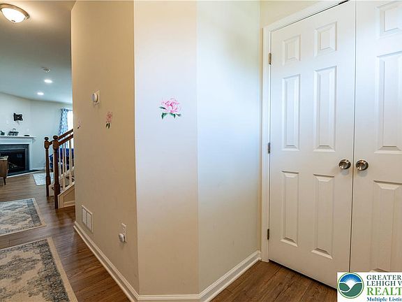 3rd image of 320 Bendelow Ln