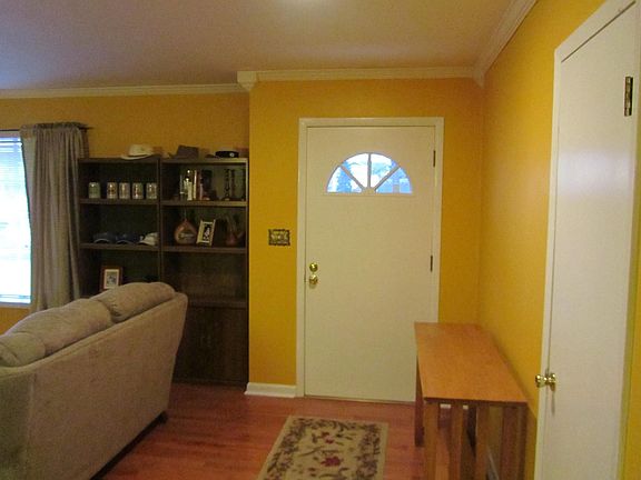 2nd image of 322 Louise St