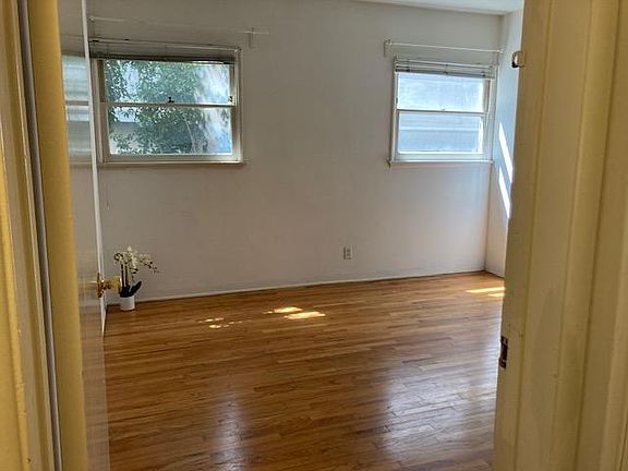 3rd image of 1829 Westholme Ave