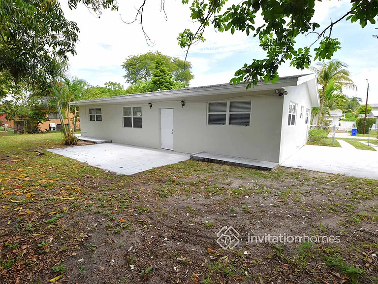 1748 NE 158th St — Photo 9
