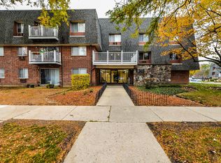 918 Ridge Sq APT 313, Elk Grove Village, IL 60007