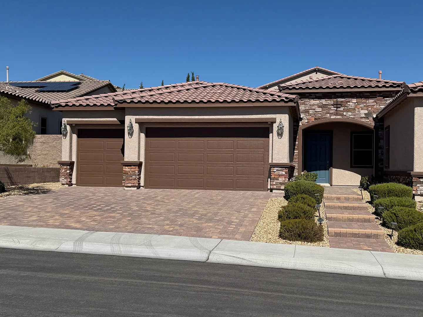 Beautiful 4 bedrooms, 3.5 bathrooms home — Photo 1
