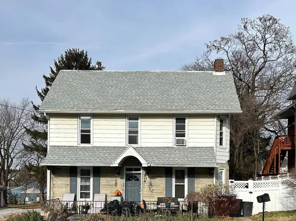 9 W Pennsylvania Ave, Stewartstown, PA 17363