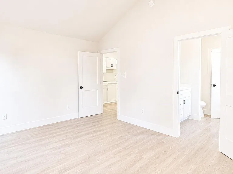 142A College St — Photo 12