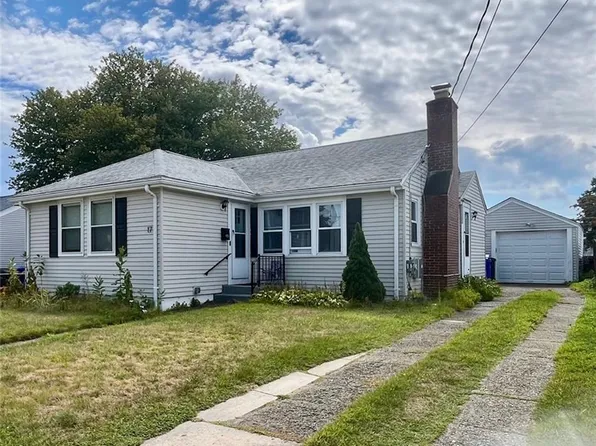 17 Maplewood Dr, Pawtucket, RI 02861