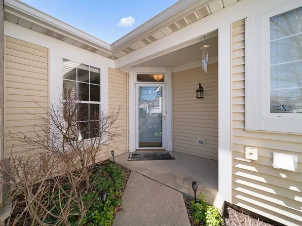 2370 Carillon Dr, Grayslake, IL 60030