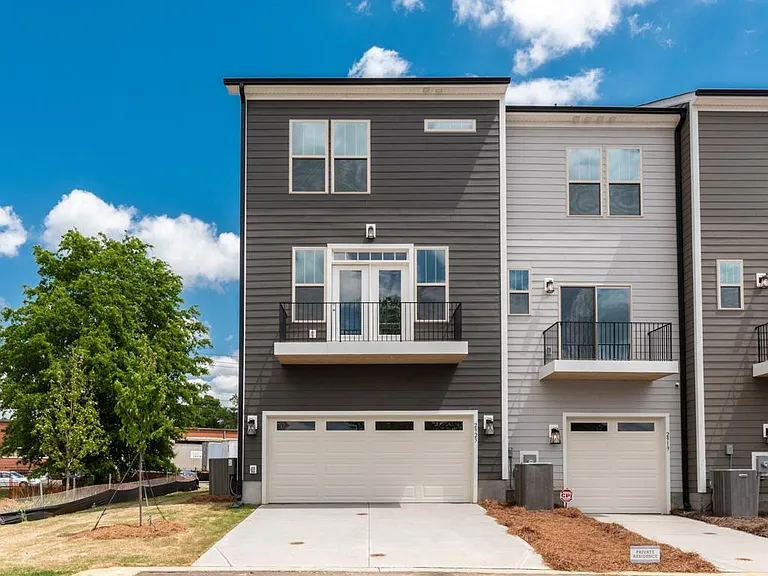2923 W Trade St — Photo 24