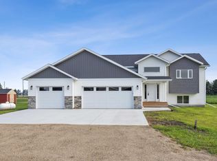 300 Prairie Dr N, Hankinson, ND 58041