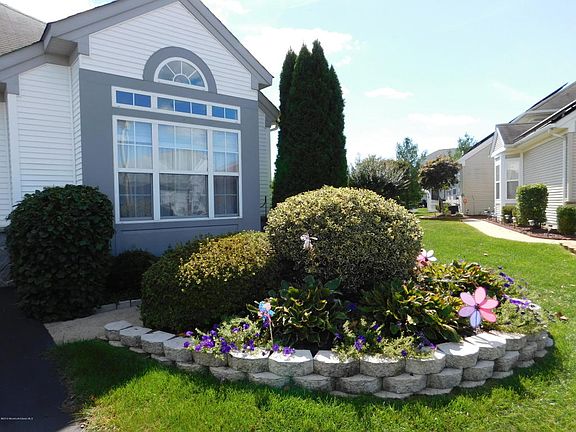 5th image of 10 Chambord Ct