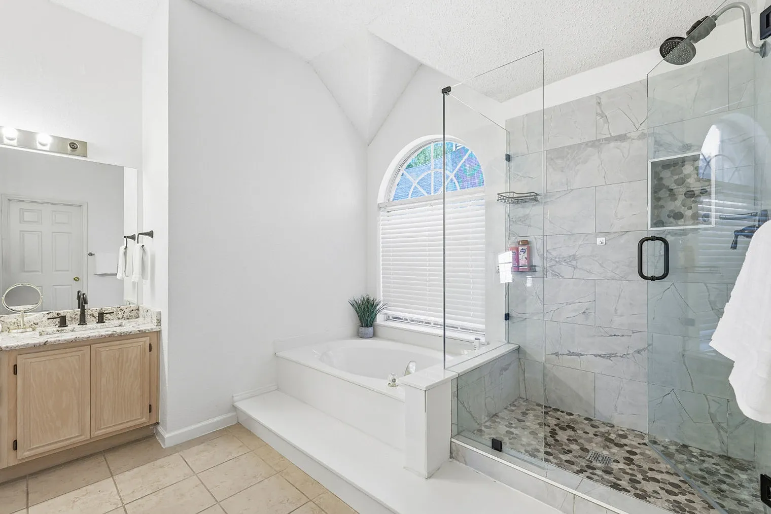 4 bed, 2.0 bath, $5,557 — Photo 4