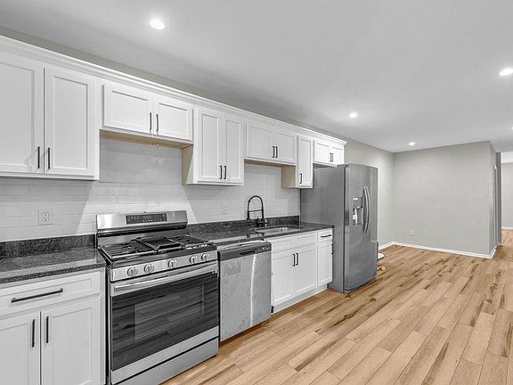 3rd image of 2042 E Fayette St