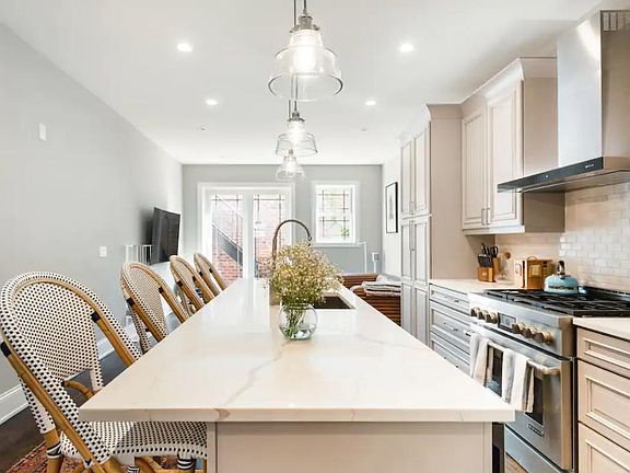 5th image of 1411 N Paulina St