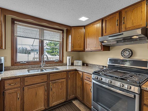 5th image of 29 Greenmeadow Dr