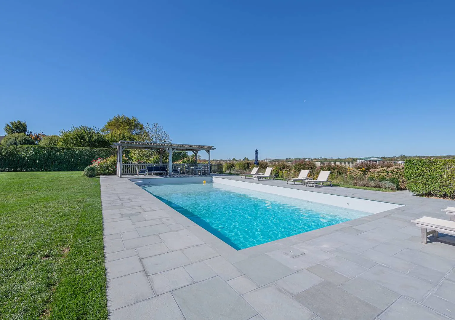 Exquisite Southampton Near Beach And Village With Pool — Photo 2